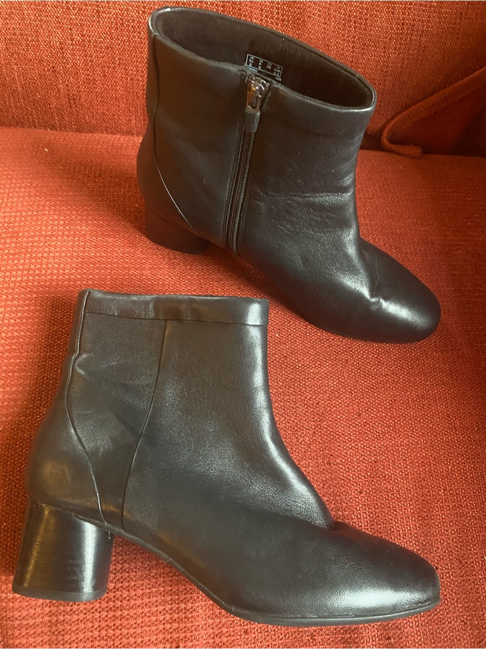 Clarks unstructured Classic Black Leather Ankle Boots block heel